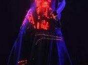 Rihanna ilumina escenario particular traje luces. Performs Paris