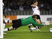 Three Lions: milagro Hodgson