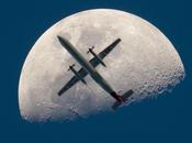 avión bajo luna