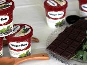 Helado chocolate hojas menta fresca