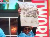 ”R.I.P.Fergie”, cartel levantó Tevez