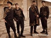 hombre Dolce Gabbana luce mantos vírgenes andaluzas