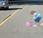 Dibujan niña sobre asfalto para conductores disminuyan velocidad