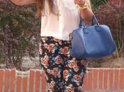 Pantalones flores camisa blanca transparente