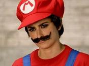 Penélope Cruz Mónica compiten jugando Super Mario Bross. Mira vídeo