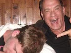 Hanks hace fotos borracho