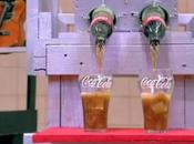 forma complicada, pero molona, servir Coca-Cola