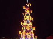 mayor árbol Navidad fluctuante mundo