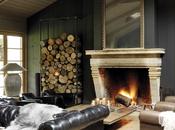 Idílica cabaña bajo manto nieve