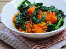 Guisado calabaza, quinoa lentejas coral espinacas