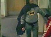 Disfrazado Batman captura ladron
