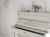 antiguo piano madera blanco