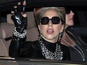 Lady Gaga usará diseño Versace boda, aseguran