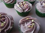 Cupcakes buttercream violetas rellenos chocolate