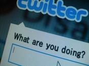 Twitter: medio camino entre información social