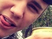 Justin Bieber bebe cerveza pasea cerca elefantes salvajes