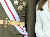 Dña. Letizia repite traje Varela Jura Bandera Guardia Real