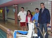 Ayuntamiento Astillero instala piscina silla para personas movilidad reducida