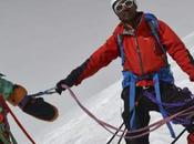 hombre manos joven sola pierna escalan 8.848 metros Everest