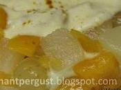 Macedonia fruta salsa yogur curry
