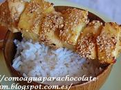 Brochetas pollo piña marinado soja naranja.