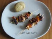 Brochetas pollo marinado, salchicha cocktail dátiles rellenos bacon