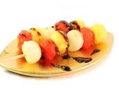 Brochetas frutas jugo caramelizado