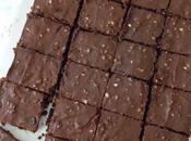 Brownie chocolate, almendras nueces