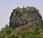Miles monos flanquean Mont Popa