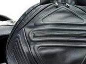 Kipling propone este estiloso práctico bolso, para casco motero