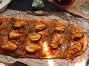 Pizza mejillones cebolla caramelizada