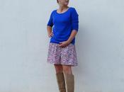 Moda: Look entretiempo falda flores jersey azul