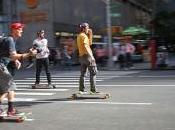 Desafiando Manhattan sobre tabla longboard