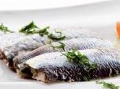 Sardinas horno sobre ensalada tomate aguacate