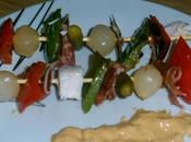 Brochetas jamón, pollo encurtidos