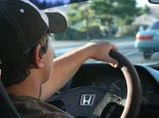 aplicaciones móviles usadas jóvenes cuando conducen vehículos
