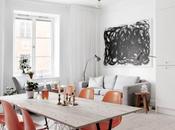 Decoración contraste sillas naranjas