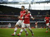 Cazorla mantiene Arsenal líder