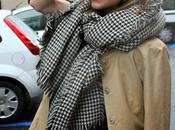 Vestido negro, gabardina botas biker