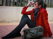 Abrigo rojo look azul