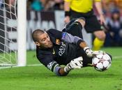 Víctor Valdés apunta Manchester