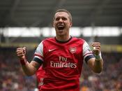 Podolski mantiene Arsenal europa
