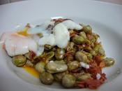 Habas jamón huevo poché