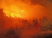 EEUU: Evacúan casas incendio Diego