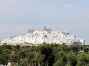 Ostuni, ciudad blanca, suspendida entre Adriático verdes colinas olivos.