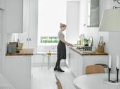 Interiores monocromaticos. vivienda llena