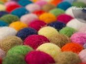 Suavidad color pies. Alfombras bolas