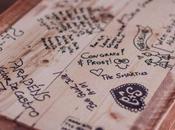 Bancos madera como libros firmas