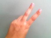 Two-fingered salute: “que den” inglés