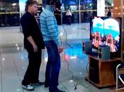 joven ruso cree caer vacío probar Oculus Rift